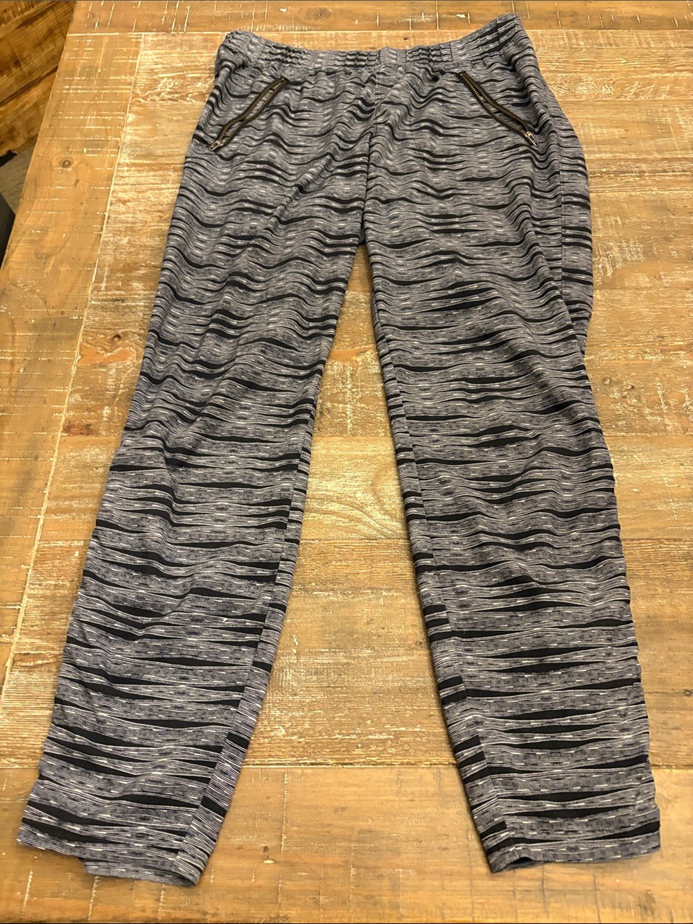 Women’s Athleta jogger white/black size 6